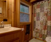 Dreamcatcher - Pet-Friendly Cozy rustic cabin with hot tub and fire pit only 10