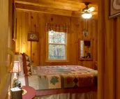 Dreamcatcher - Pet-Friendly Cozy rustic cabin with hot tub and fire pit only 10