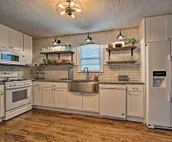 Cute Emporia House - Mins to Downtown & ESU!