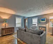 Cute Emporia House - Mins to Downtown & ESU!