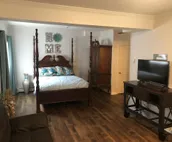 Newly renovated Historical Studio with full kitchen