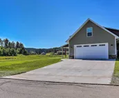 NEW! Heart of Black Hills Home by Mickelson Trail!