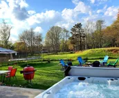 Big house, hot tub, sauna, fireplace trampoline, fire pit...