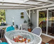 Big house, hot tub, sauna, fireplace trampoline, fire pit...
