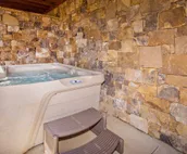 10% Booking Deposit | Smoky Mtn Sunrise | Dogs OK | Mtn View | Hot Tub | Games!