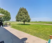 Elwood Townhome w/Patio, 7 Mi to Johnson Lake