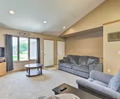Elwood Townhome w/Patio, 7 Mi to Johnson Lake