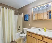 Elwood Townhome w/Patio, 7 Mi to Johnson Lake