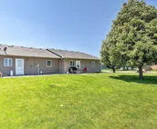 Elwood Townhome w/Patio, 7 Mi to Johnson Lake