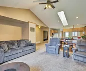Elwood Townhome w/Patio, 7 Mi to Johnson Lake