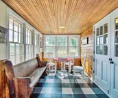 Remodeled Historic Farmhouse ~20 Mi to KC!