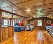 Remodeled Historic Farmhouse ~20 Mi to KC!