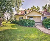 Remodeled Historic Farmhouse ~20 Mi to KC!