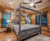 Shooting Star: Sleeps 14 + Loft Game Room, Pet Friendly with Doggy Nook