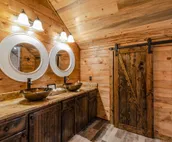 Shooting Star: Sleeps 14 + Loft Game Room, Pet Friendly with Doggy Nook