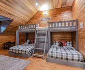 Shooting Star: Sleeps 14 + Loft Game Room, Pet Friendly with Doggy Nook