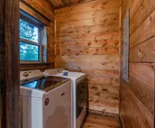 Shooting Star: Sleeps 14 + Loft Game Room, Pet Friendly with Doggy Nook