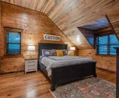 Shooting Star: Sleeps 14 + Loft Game Room, Pet Friendly with Doggy Nook