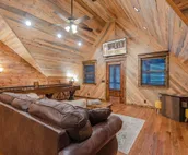 Shooting Star: Sleeps 14 + Loft Game Room, Pet Friendly with Doggy Nook