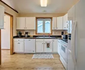 Suburban Gem w/Yard+Deck 5Mi from Dtwn Rochester!