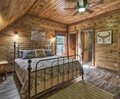 ‘Midnight at the Oasis’ Cabin: Hot Tub & Fire Pit!