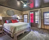 ‘Midnight at the Oasis’ Cabin: Hot Tub & Fire Pit!