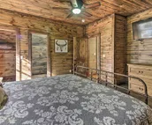 ‘Midnight at the Oasis’ Cabin: Hot Tub & Fire Pit!