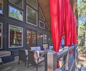 ‘Midnight at the Oasis’ Cabin: Hot Tub & Fire Pit!