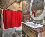 ‘Midnight at the Oasis’ Cabin: Hot Tub & Fire Pit!