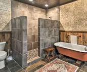‘Midnight at the Oasis’ Cabin: Hot Tub & Fire Pit!