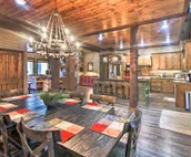 ‘Midnight at the Oasis’ Cabin: Hot Tub & Fire Pit!