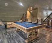 ‘Midnight at the Oasis’ Cabin: Hot Tub & Fire Pit!