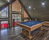 ‘Midnight at the Oasis’ Cabin: Hot Tub & Fire Pit!