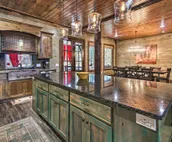 ‘Midnight at the Oasis’ Cabin: Hot Tub & Fire Pit!