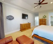THE EXECUTIVE TWO STORY “WHERE TO STAY WHEN YOUR AWAY”(JACUZZI, ADA COMPLIANT)