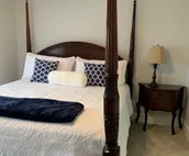 THE EXECUTIVE TWO STORY “WHERE TO STAY WHEN YOUR AWAY”(JACUZZI, ADA COMPLIANT)