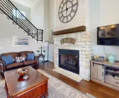 THE EXECUTIVE TWO STORY “WHERE TO STAY WHEN YOUR AWAY”(JACUZZI, ADA COMPLIANT)