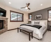 Upscale townhome with private hot tub, a stones throw away from the slopes