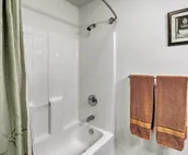 Fairbanks Alaskan Abode ~ 1 Mile to Pioneer Park!