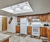 Fairbanks Alaskan Abode ~ 1 Mile to Pioneer Park!