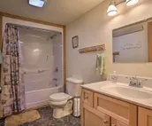 Spacious Retreat w/ Hot Tub: 15 Mi to Mt Rushmore!