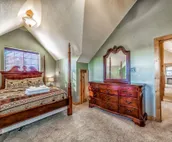 Big Sky, 6 BRs, Hot Tub, Loft, Decks, Gameroom, Sleeps 16