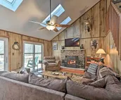 'Bear Den' Rustic Mountain Getaway with Game Room!