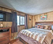 'Bear Den' Rustic Mountain Getaway with Game Room!