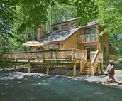 'Bear Den' Rustic Mountain Getaway with Game Room!