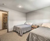 Kansas Hunting Lodge: Pets & Large Groups Welcome!