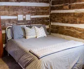 Beautiful and Historic Log Cabin: cozy, quiet, huge hot tub! Quiet getaway!