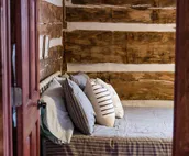 Beautiful and Historic Log Cabin: cozy, quiet, huge hot tub! Quiet getaway!