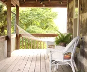 Beautiful and Historic Log Cabin: cozy, quiet, huge hot tub! Quiet getaway!