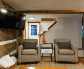 Beautiful and Historic Log Cabin: cozy, quiet, huge hot tub! Quiet getaway!